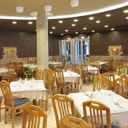 Hotel Laterum Pécs Esterno foto