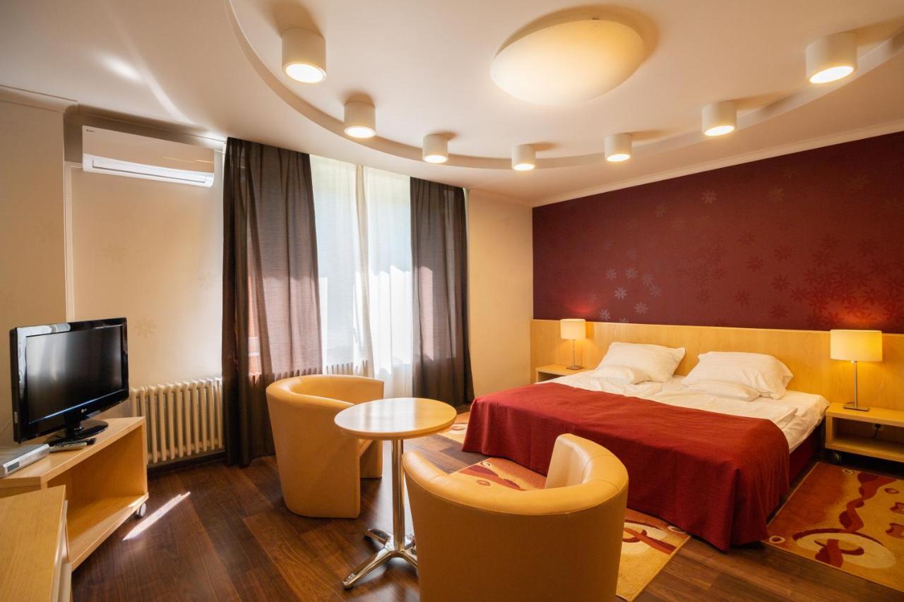 Hotel Laterum Pécs Esterno foto
