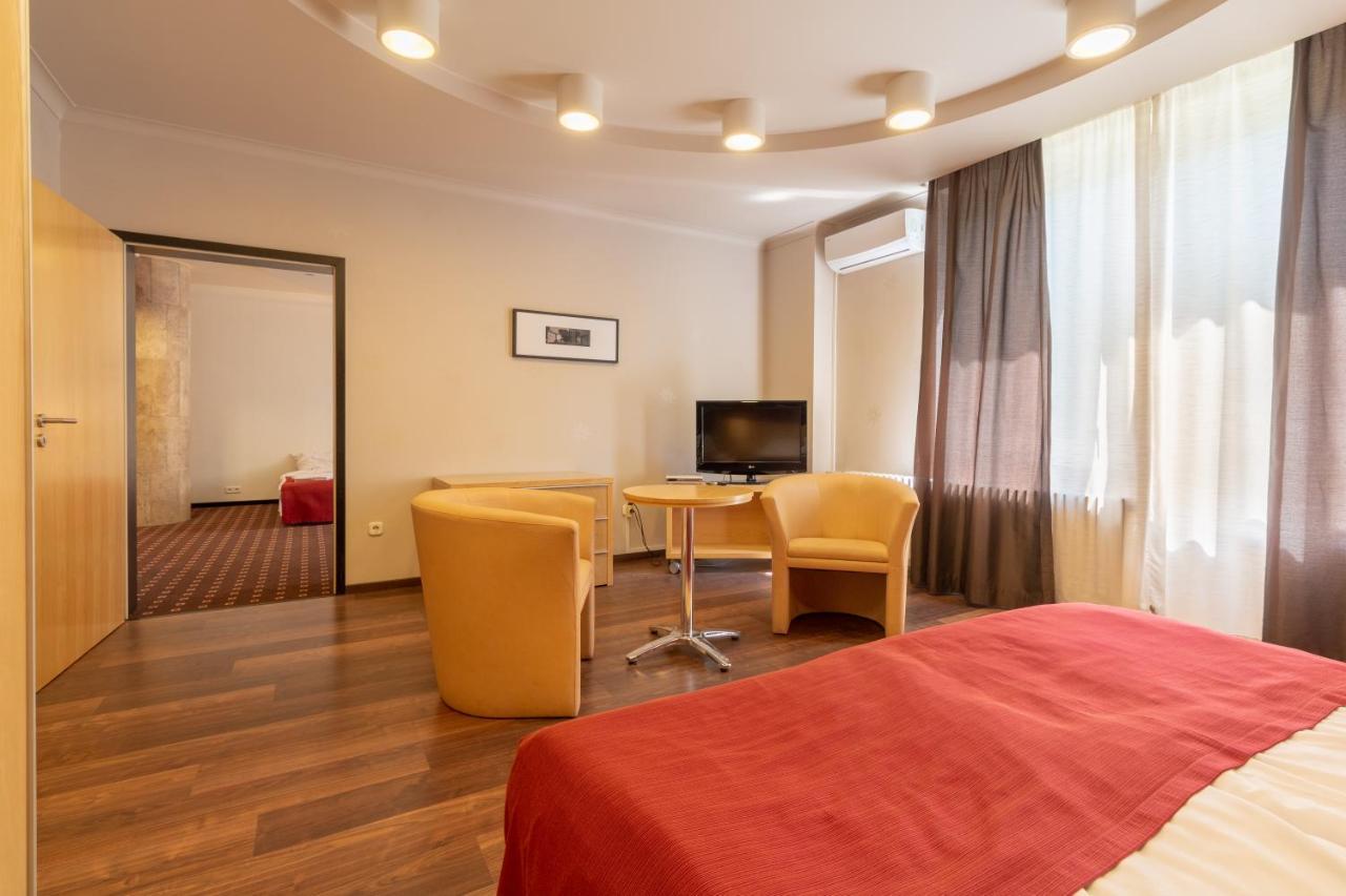 Hotel Laterum Pécs Esterno foto
