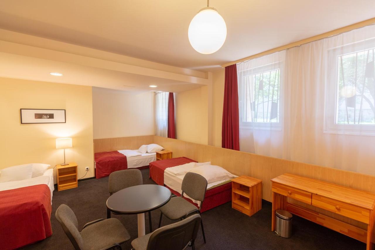 Hotel Laterum Pécs Esterno foto