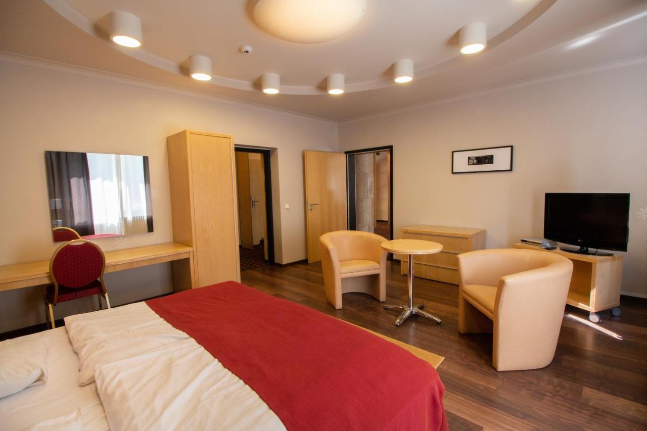 Hotel Laterum Pécs Esterno foto