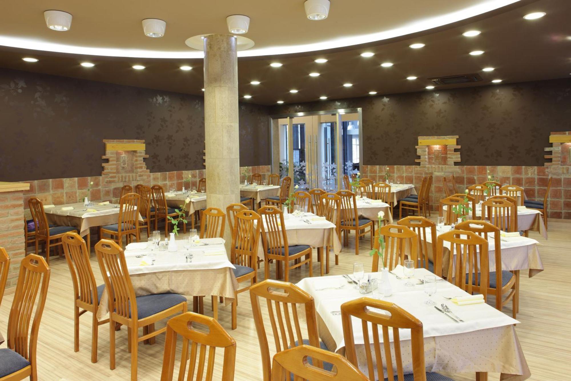 Hotel Laterum Pécs Esterno foto