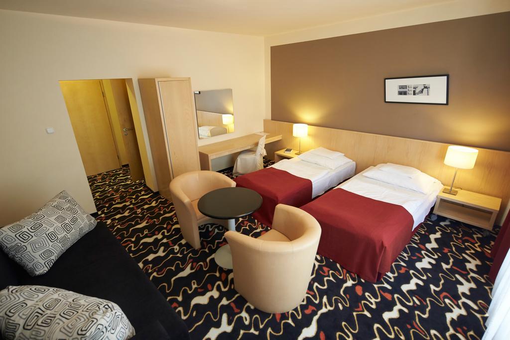 Hotel Laterum Pécs Esterno foto