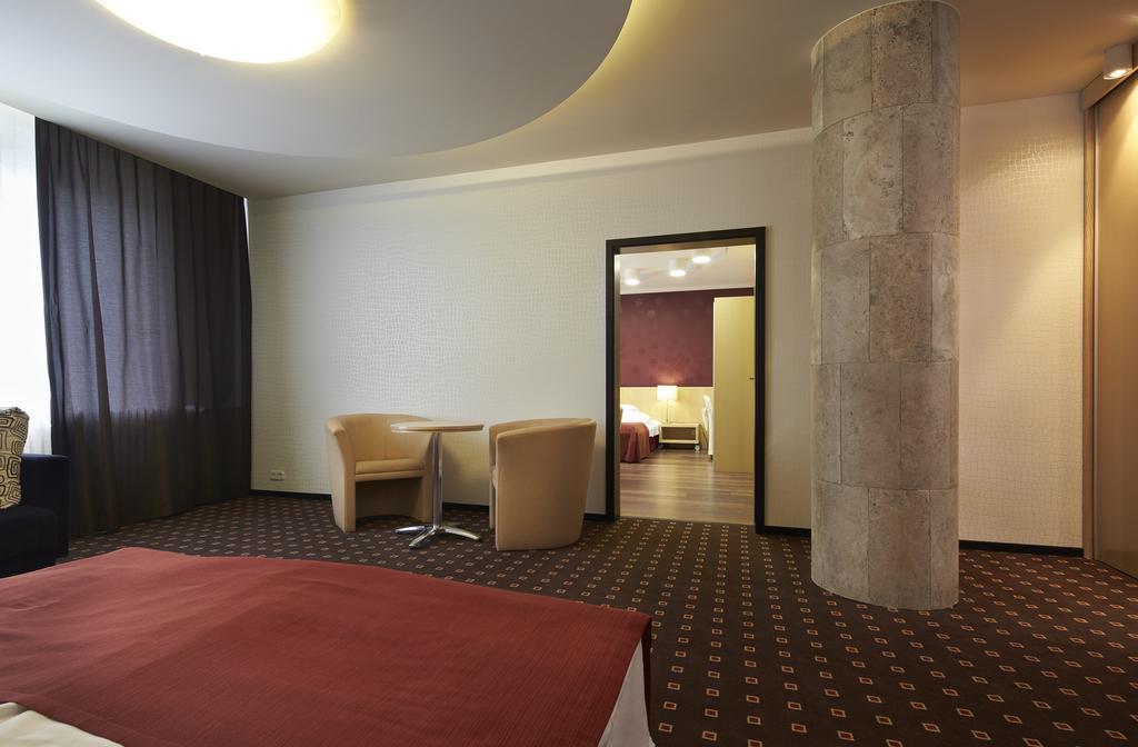 Hotel Laterum Pécs Esterno foto
